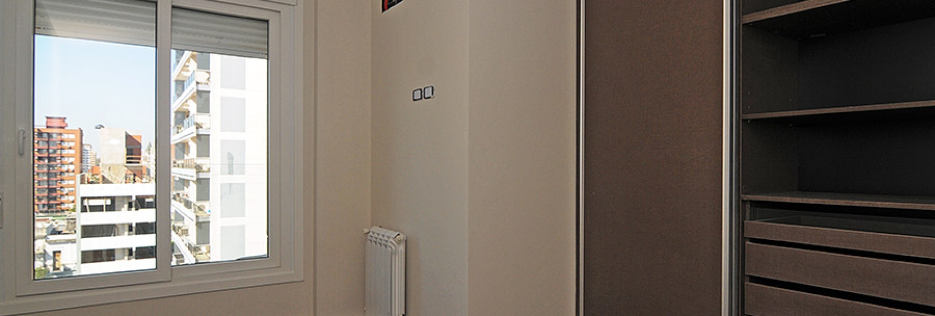 Los dormitorios tienen los placares colocados y los radiadores instalados